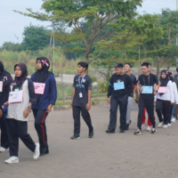 Mahasiswa baru Akmet mengikuti kegiatan jalan sehat dalam rangkaian PKKMB hari pertama