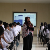Ibu Ervanggis Minggar Kusumasari, M.Sc. dalam penyampaian materi mengenai Pengembangan Karakter Mahasiswa Unggul dan Berbudaya pada hari keempat PKKMB 2025