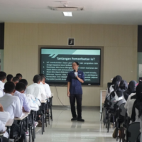 Bapak Decky Ari Irwanto, A.Md., S.T., M.T, menyampaikan materi dengan tema Pentingnya Kemetrologian dan Pandangan Kerja setelah Lulus dalam kegiatan PKKMB 2025 hari kedua