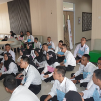 Mahasiswa baru dalam kegiatan sharing session bersama LO