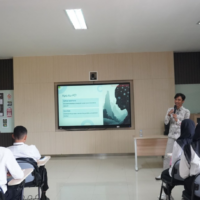 Bapak Bertolomeus Haryanto Agung, M.Si. dalam penyampaian materi dengan tema Pemanfaatan AI untuk Perkuliahan pada hari ketiga PKKMB 2025