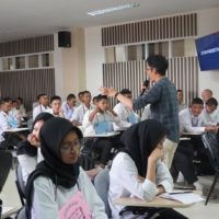 Bapak Danang Noeramarullah Yudhistira, S.Pd., M.Si. dalam penyampaian materi Manajemen Diri pada hari ketiga PKKMB 2025