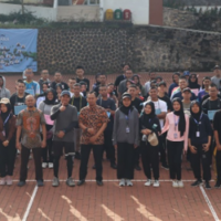 Mahasiswa baru Akmet bersama seluruh sivitas akademika mengikuti kegiatan jalan sehat dalam rangkaian PKKMB hari keempat