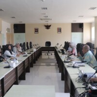 Pertemuan Drs. Gustanto, M.Hum. dengan pihak Akmet di Ruang Rapat Besar, Kampus Akmet